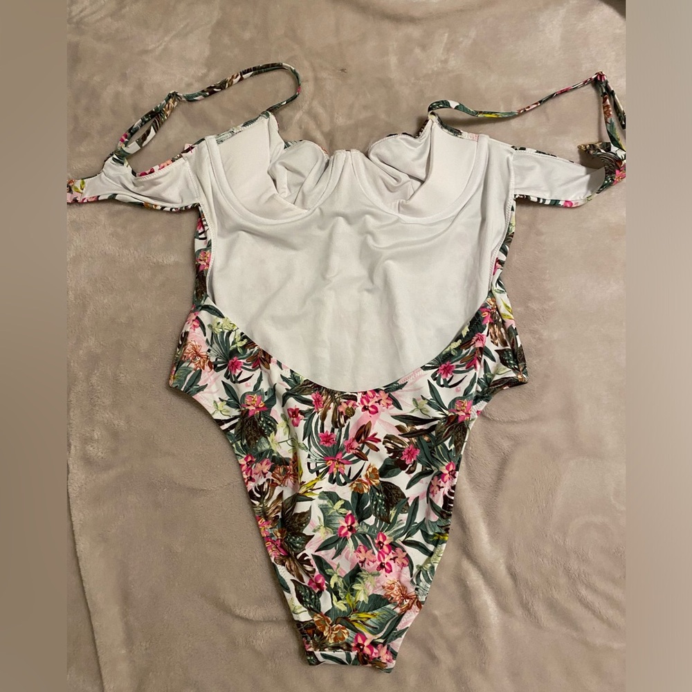 Victoria’s Secret Floral One Piece Swimsuit Open Back Underwire size Med- NWT.